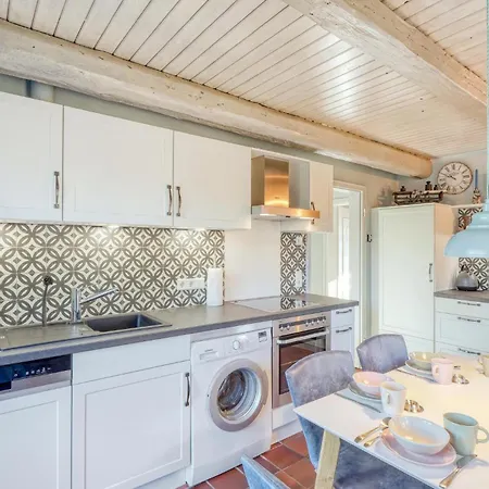 Pet Friendly In With Kitchen *